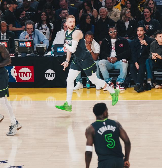 包含湖人队惨败后更衣室爆发冲突，主帅回应，所以喜欢环境还有查看.的词条